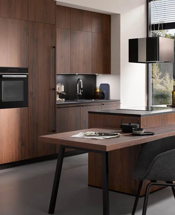 Ciemnobrązowe meble w technologii PURemission