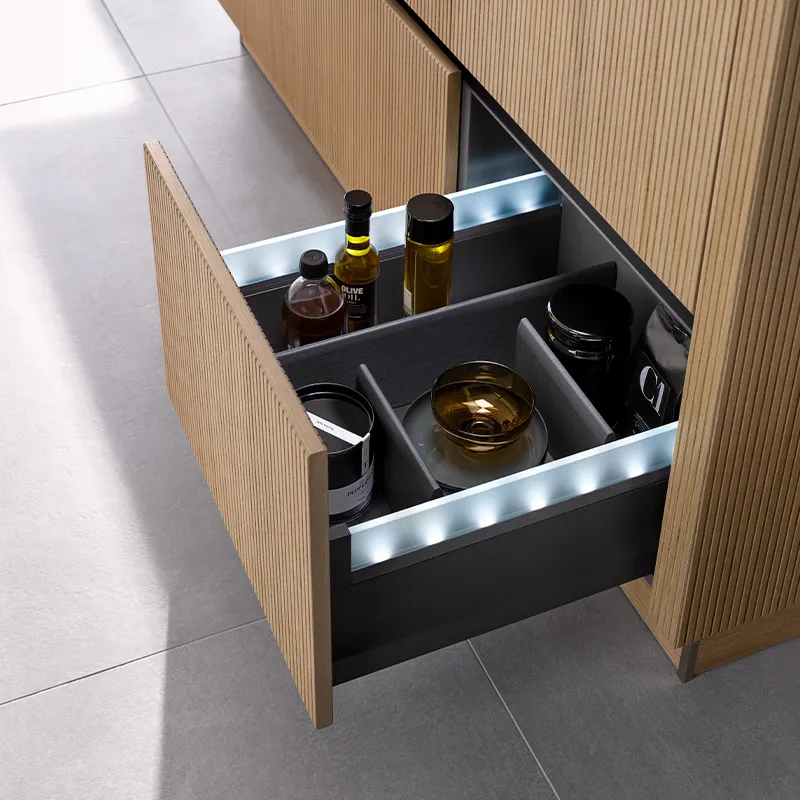 funkcjonalne podświetlane szuflady z elementami szkła