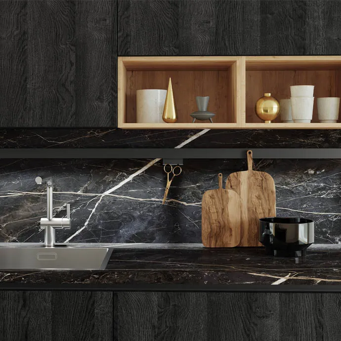 subtelne połączenie drewna i czarnego kamienia