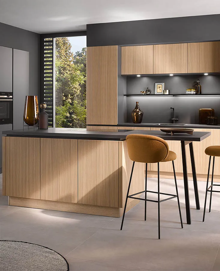 zestaw mebli z wyspą kuchenną z elementami dębu